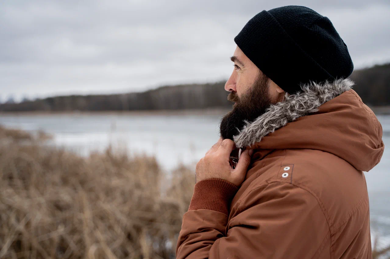 Отличие мужской зимней куртки от пуховика Мужчина в желтой зимней куртке — что теплее и лучше